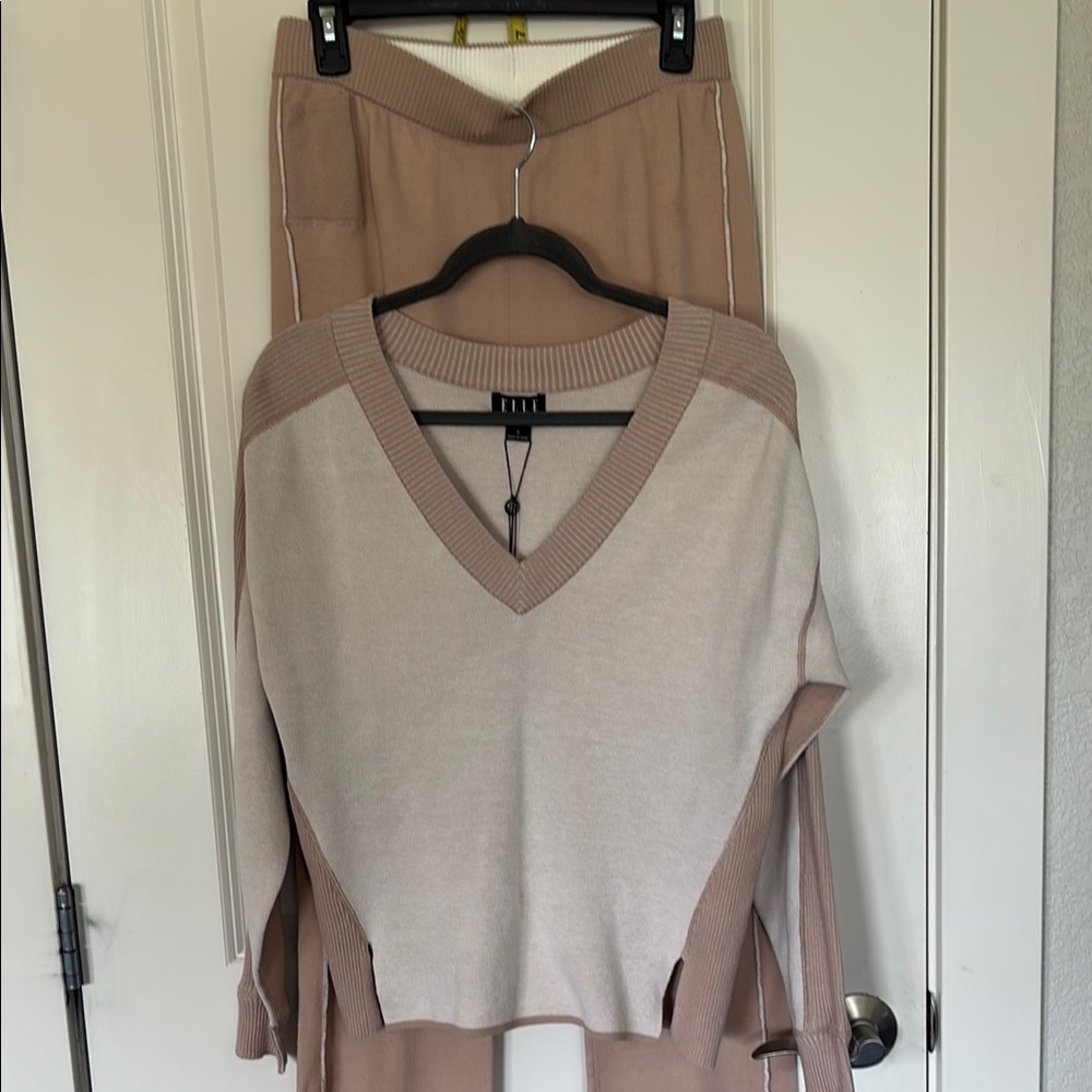 NWT Women’s Elle pant set.  Gorgeous.  Gorgeous knit. Small